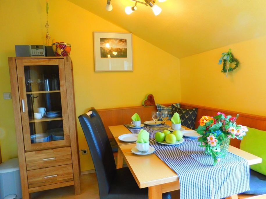 Borago mit gemütlichen Essbereich