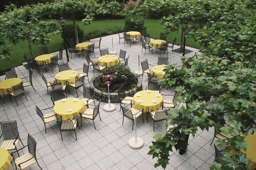 Terrasse mit Garten im JUFA - Sport Resort***S