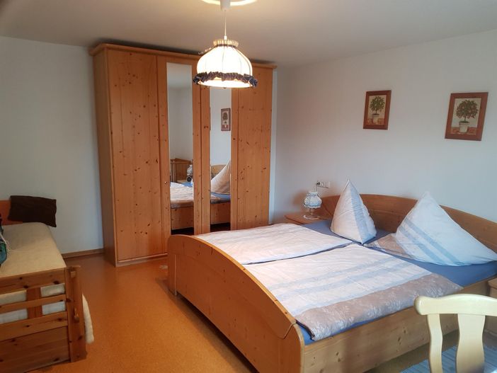 Schlafzimmer 1