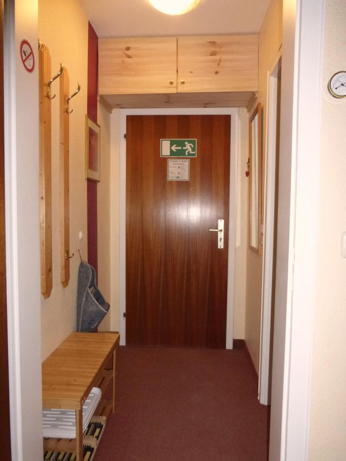 Flur mit Garderobe und Spiegel