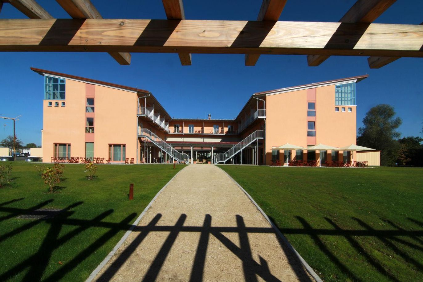 hotelansicht-jufa-kempten-familien-resort-gartenla