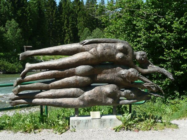 Die drei Flüsse Trettach, Breitach und Stillach, hier von drei "Meer-Jungfrauen" dargestellt, "gründen" am Iller-Ursprung bei Fischen im Allgäu den Fluss Iller