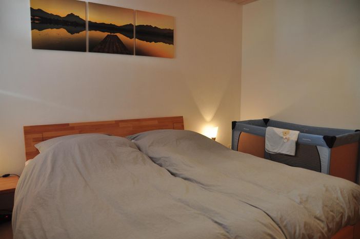 Schlafzimmer mit Kinderbett