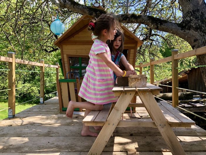 Spielspaß für die Kleinen am Baumhaus.