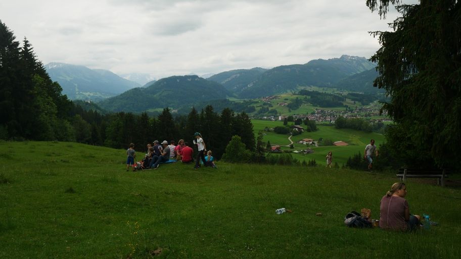 Blick ins Tal und auf die Nagelfuhkette vor dem Waldstück der Hinanger Wasserfälle