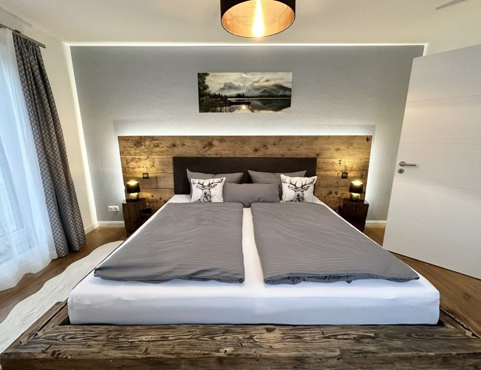 Schlafzimmer 1 mit handgemachtem Altholzbett 2x2m