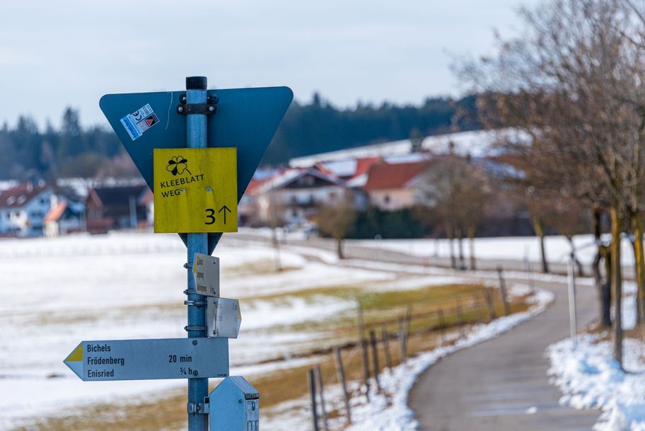 Stets gut ausgeschilderte Routenführung. Hier verläuft der erste Wegabschnitt entlang der Straße auf einem geteerten Fuß- und Gehweg.