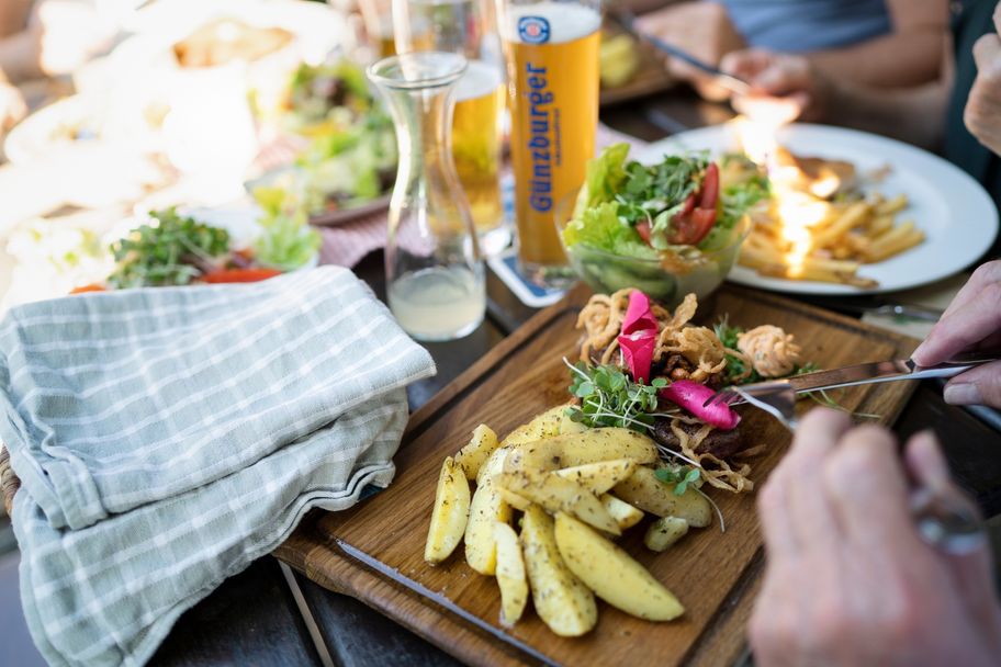Brotzeitteller im Biergarten