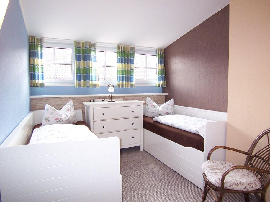 Schlafzimmer 2 OG 2 Einzelbetten 1x ausziehbar