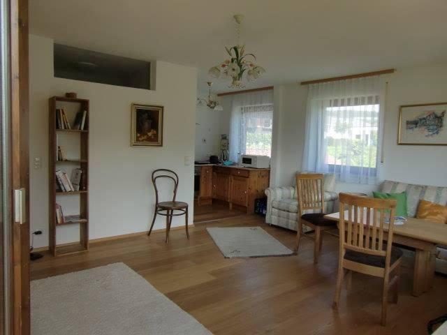 Gemütlicher Wohnraum Übergang Holzküche rustikal