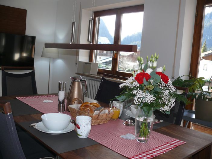 Esstisch mit Bergblick