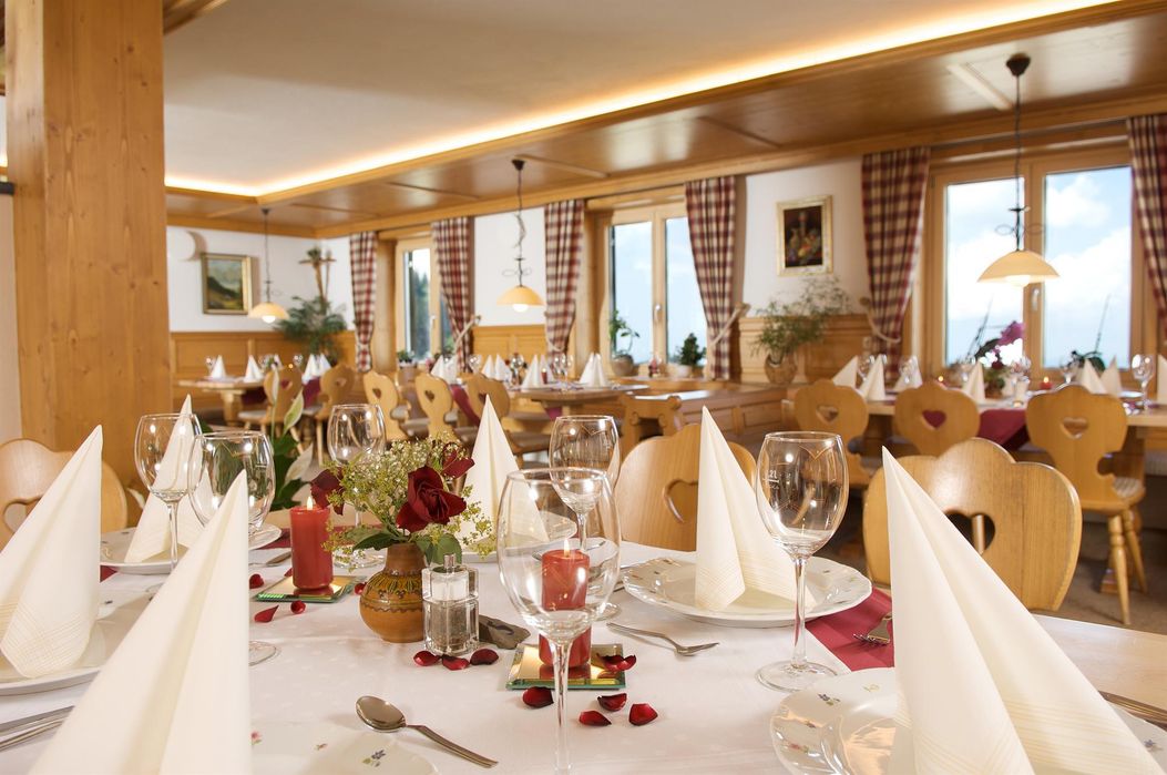 Schön gedeckter Tisch für Feierlichkeiten