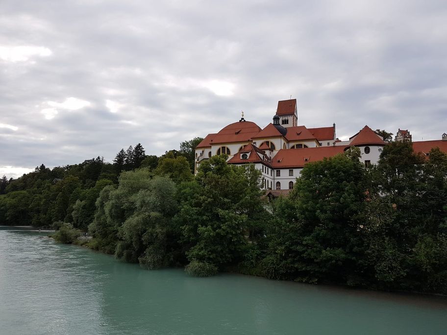 Blick auf das ehemalige Kloster St. Mang über den Lech