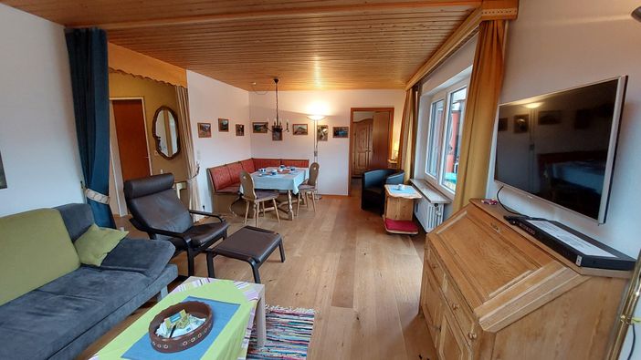 Wohnzimmer und Esszimmer