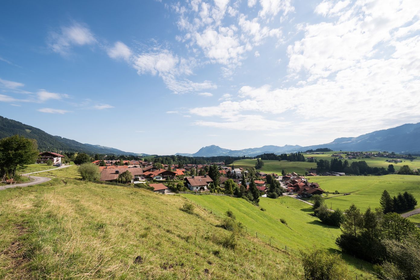 Aussicht auf Obermaiselstein im Allgäu im Sommer.