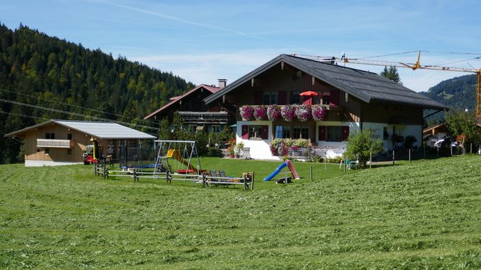 Heuernte am Haus