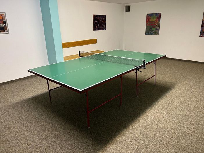Sportraum mit Tischtennis