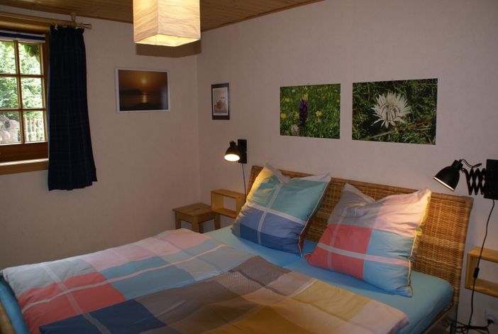 Schlafzimmer mit Doppelbett
