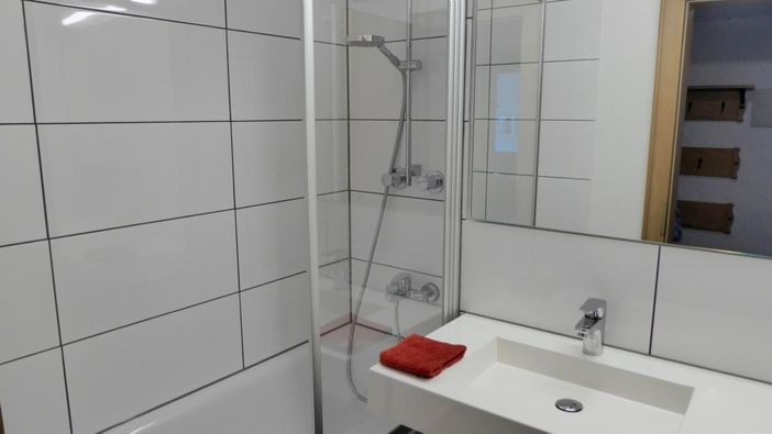 Bad mit Dusche und Wanne