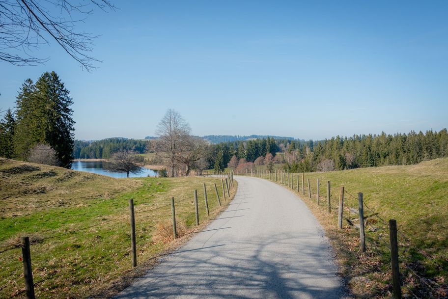 Durchgängig geteerte Nebenstraßen wie hier am Kögelweiher auf der gesamten Tour.