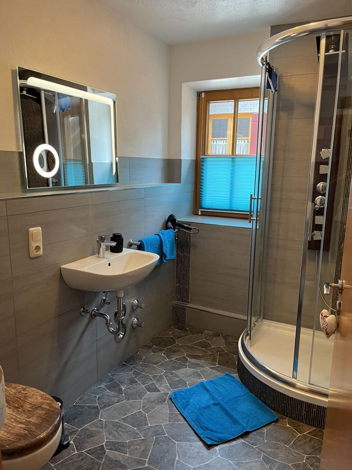 Geisteier's Hüs, Badezimmer mit Regendusche
