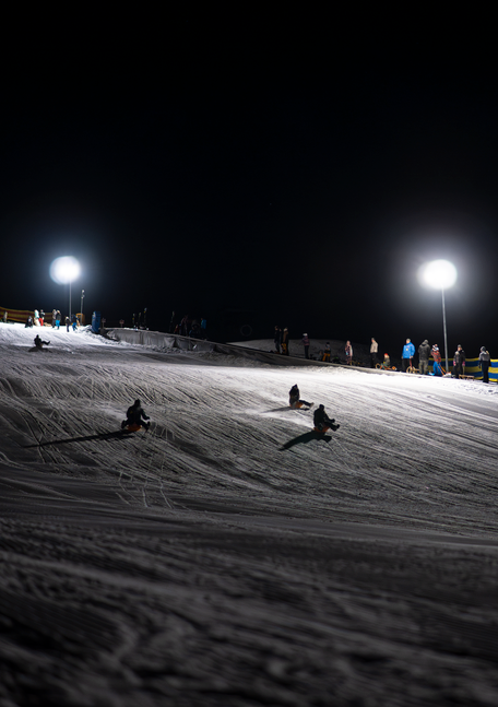 Rodler bei Flutlicht
