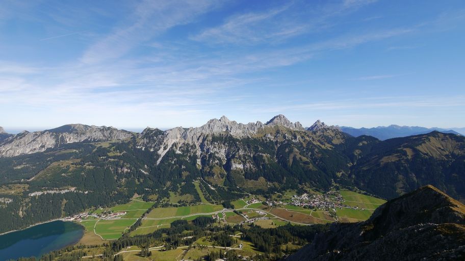 Nesselwängle mit Roter Flüh, Gimpel, Köllenspitze und Gehrenspitze von der Krinnenspitze