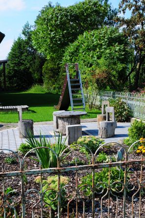 Garten mit Spielplatz