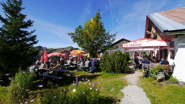 Begehrte Sonnenterrasse an der Nesselwängler Edenalpe
