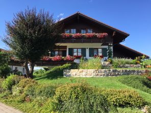 Haus im Hochsommer