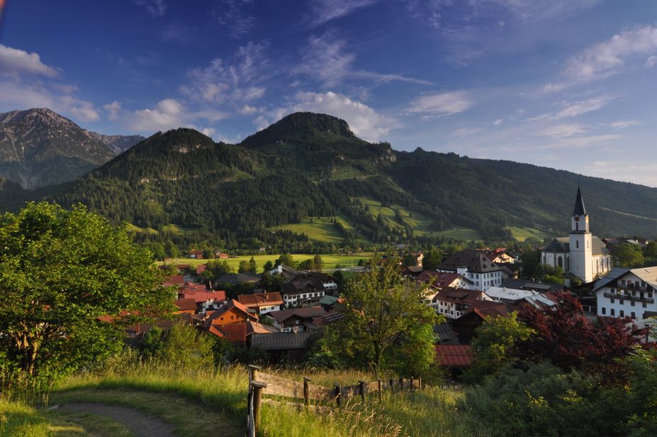 Mitten zwischen den Bergen der Allgäuer Hochalpen liegt Bad Hindelang - der ideale Ausgangspunkt zum Wandern, Klettern und Radfahren im Allgäu.