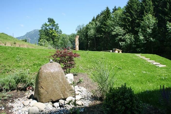 Quelllstein im Gartenbereich
