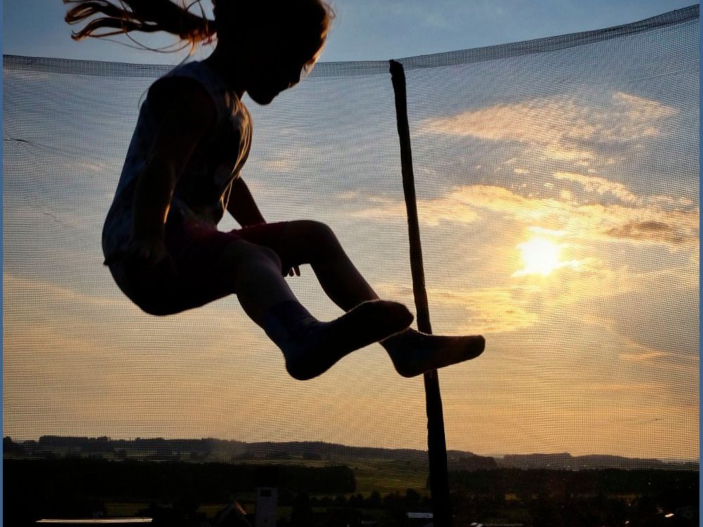 Trampolinspringen im Sonnenschein
