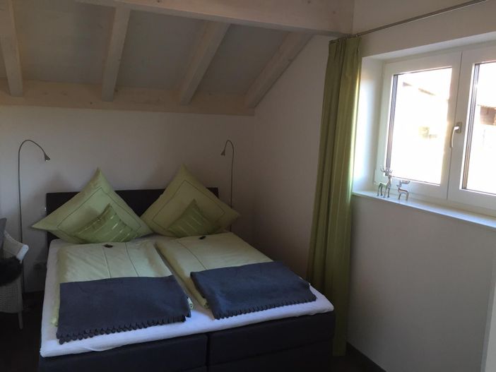 Schlafzimmer mit Boxspringbett (1,60x2,00m)