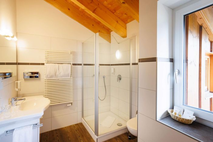Zimmer-Bad im Alpenhotel Sonneck, Bad Hindelang