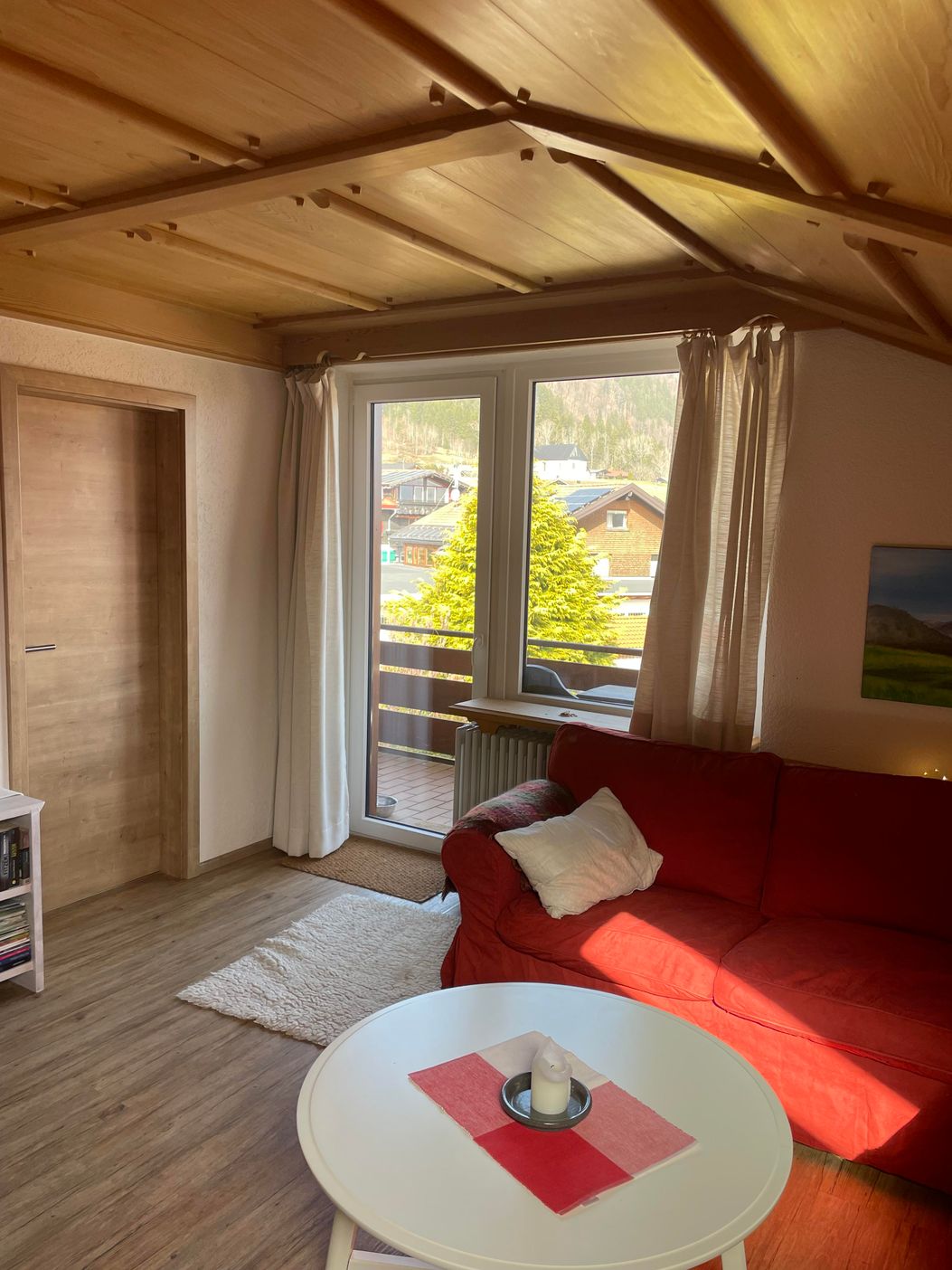Wohnzimmer mit Balkon
