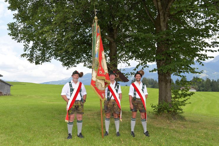 Die Fahnenabordnung der Verein.