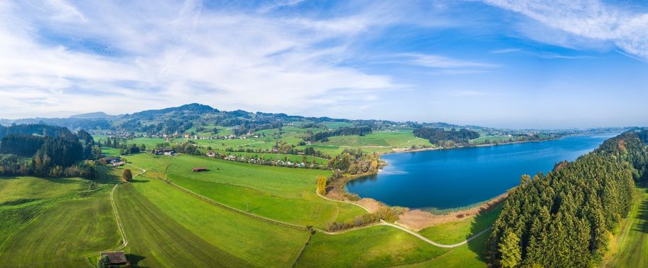 Der Niedersonthofener See mit Campingplatz und angeschlossener Badestelle