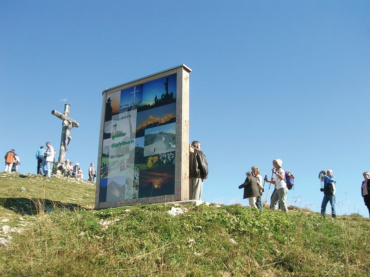 Gipfelbuch mit Gipfelkreuz am Neunerköpfle