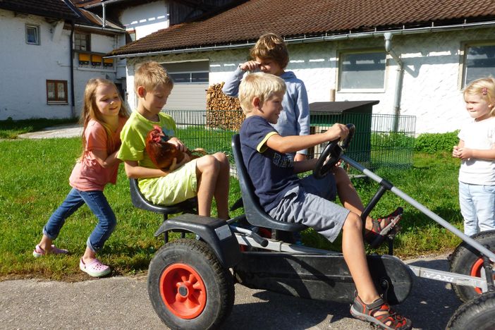 Kinder auf dem Kettcar
