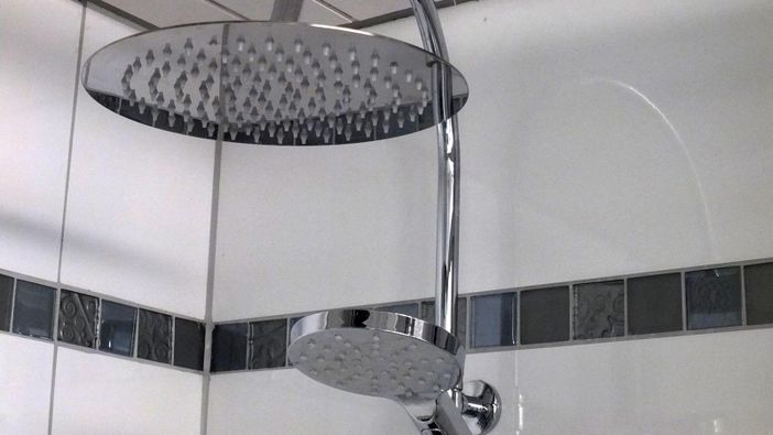 Shower im Bad mit Dusche/WC