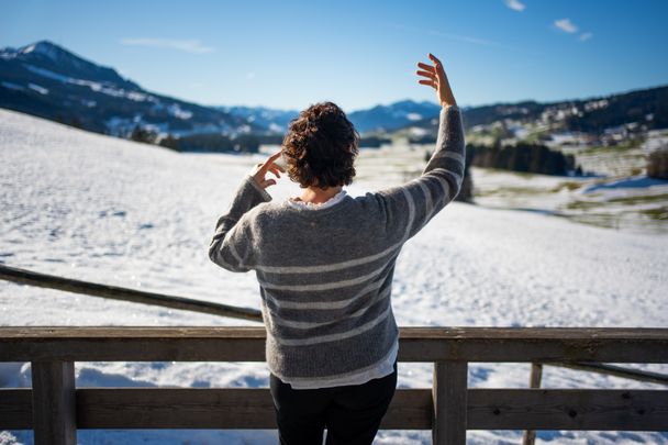 Hedwig Roth mit Blick auf die Berge