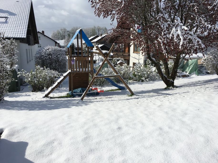 Spielturm im Winter