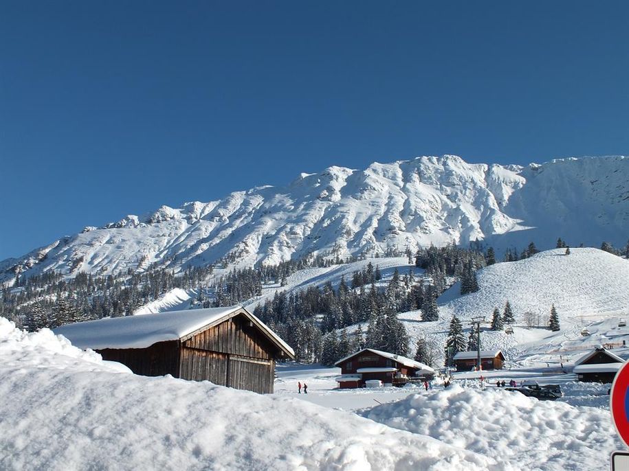 Aussen_Einfahrt_Gundtsrasse_8-12_Blick_auf_Kühgund