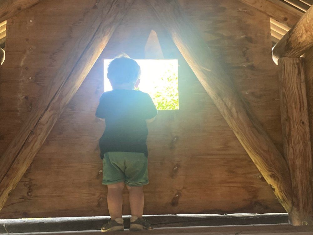 Die Aussicht aus dem Spielhaus genießen