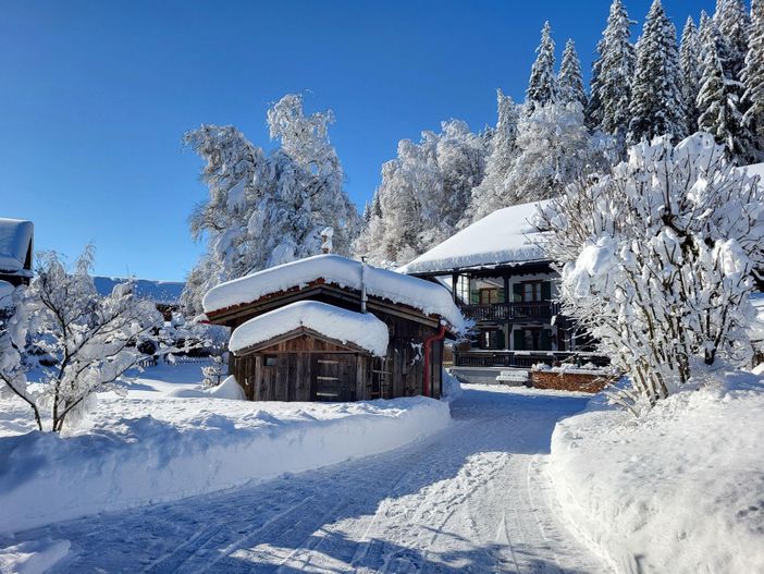 Hof und Haupthaus im Winter