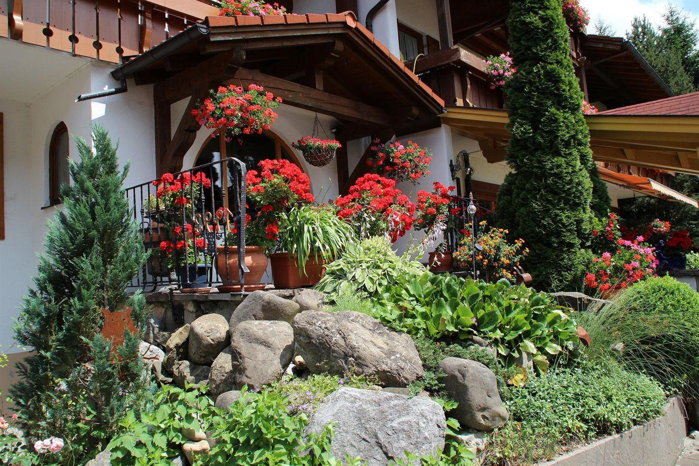 Steingarten vor dem Haus