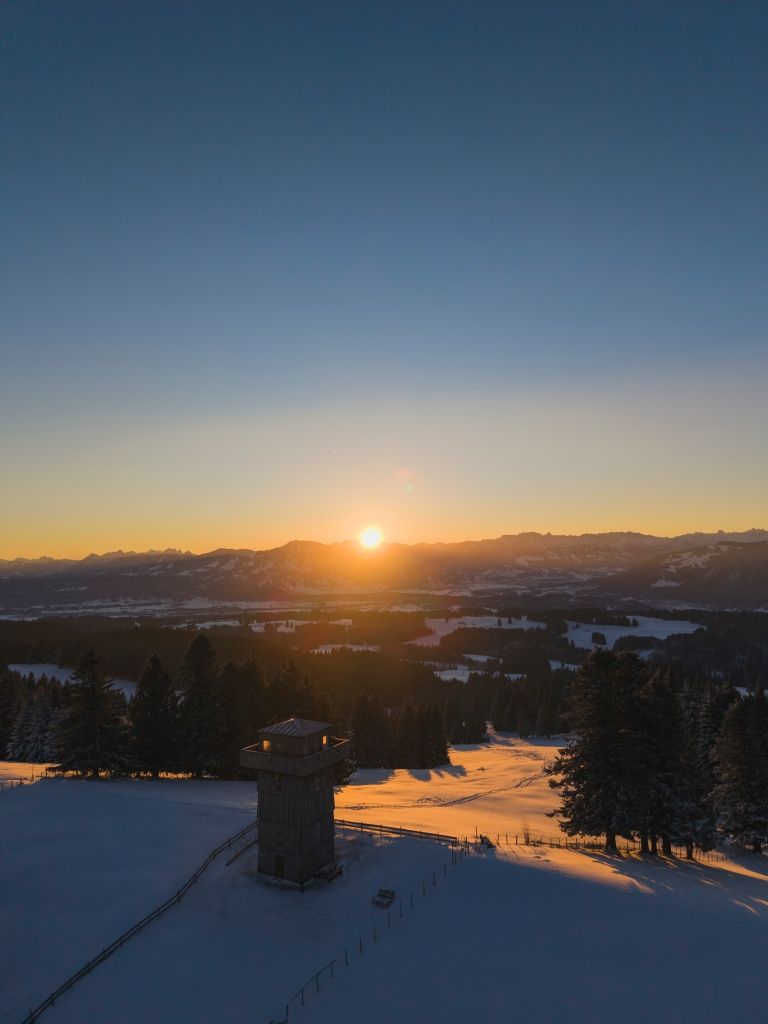 Sonnenaufgang am Aussichtsturm Alpkönigblick mit Blick auf die Allgäuer Alpen