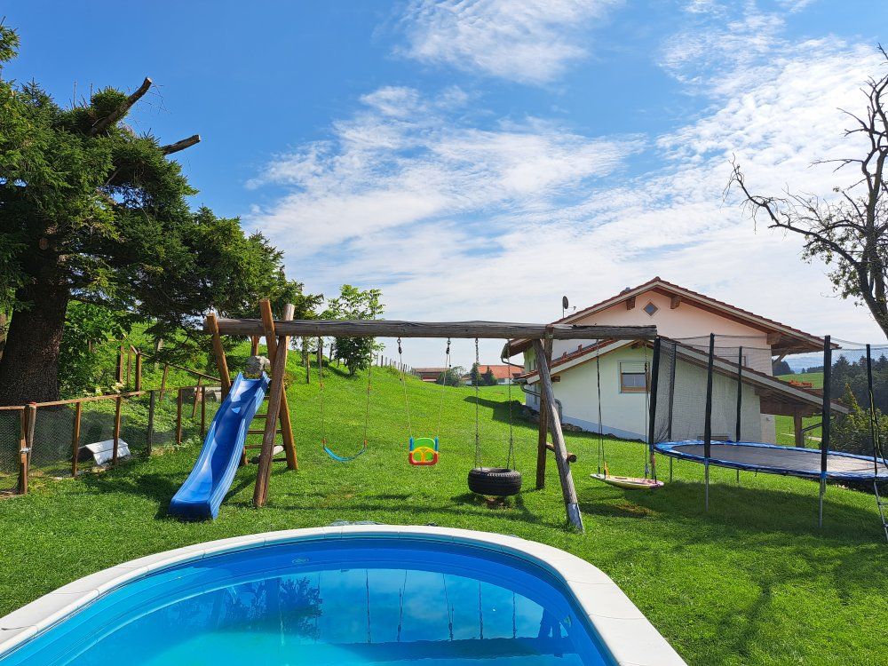 Schaukeln und Trampolin am Pool
