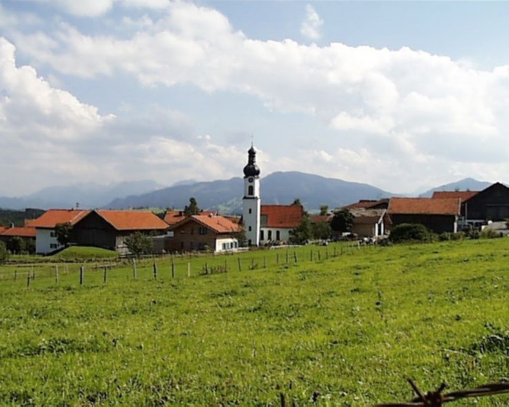 Den Kirchturm des Ortes sieht man schon von Weitem.